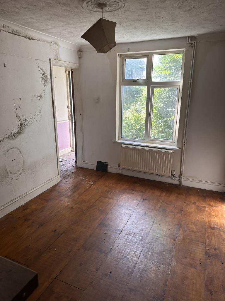 Lot: 99 - END-TERRACE COTTAGE FOR IMPROVEMENT - Ground floor dining room with window over looking garden